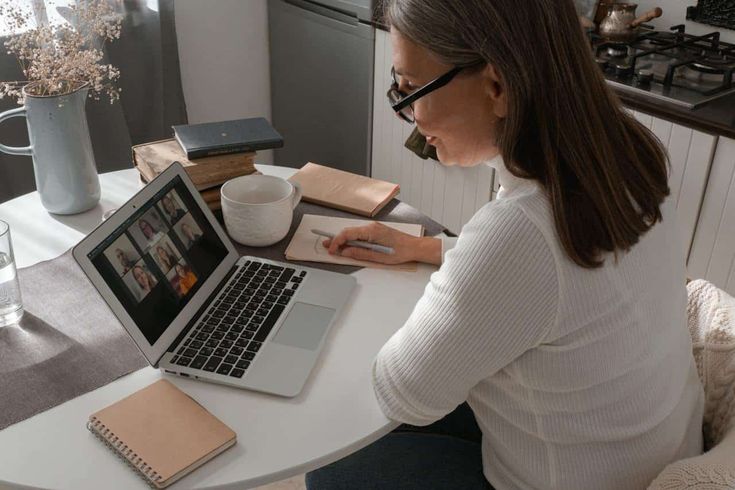 Télétravail en 2026 : Comment occuper son chat sans être interrompu ?