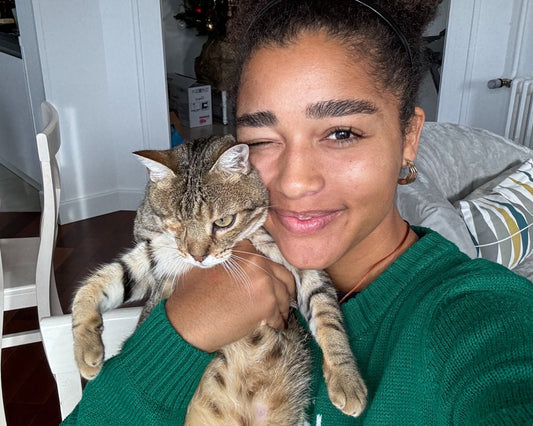 Si tu veux mieux comprendre ton chat et trouver une box qui s’adapte vraiment à ses besoins, commence par tester ce qui te parle — et si tu veux une box pensée pour les cat-moms, je t’attends chez Cocoon Pets.