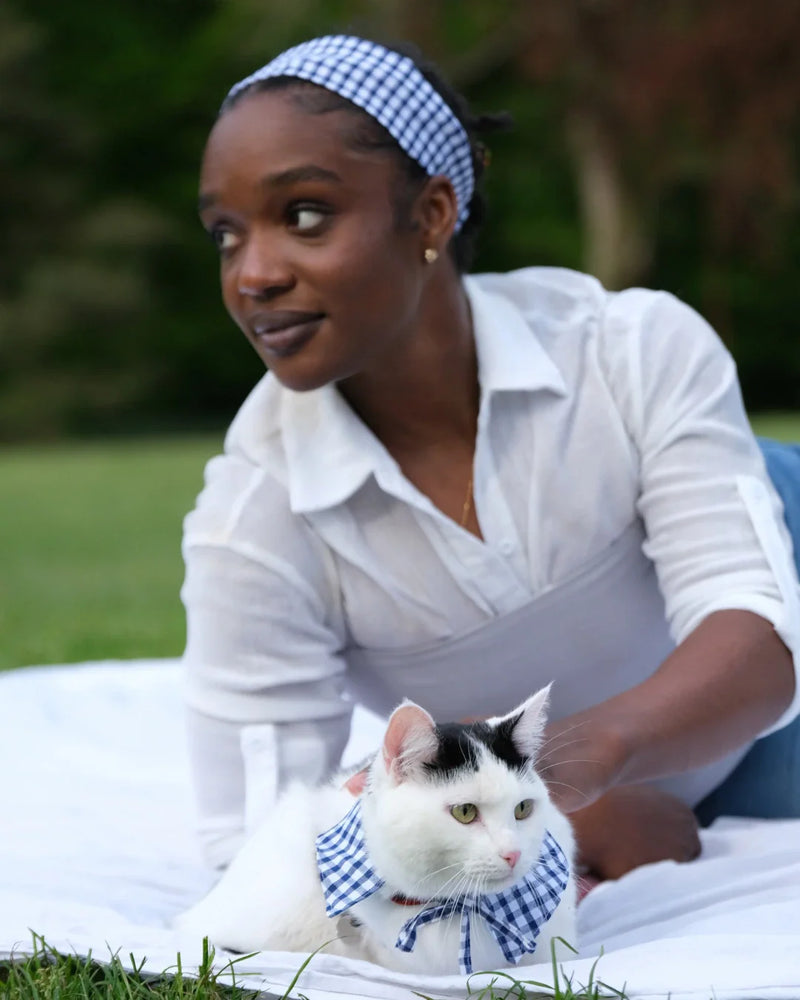 Femme et teckel portant les accessoires matchy Céleste bordeaux pois blanc - bandeau femme et bandana chien fait main - Cocoon Pets