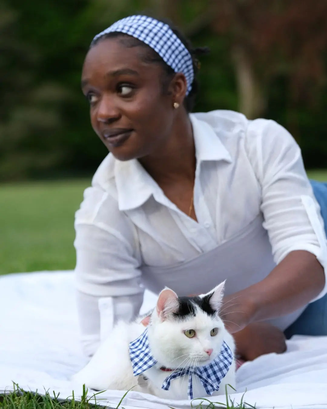 Chat portant un bandana vichy bleu marine et sa propriétaire avec le bandeau cheveux femme assorti, duo matchy matchy fait main Cocoon Pets