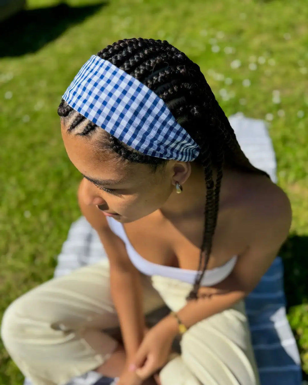 Femme aux cheveux tressés portant un bandeau cheveux femme en vichy bleu, accessoire fait main Cocoon Pets
