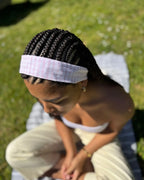 Femme aux cheveux tressés portant un bandeau cheveux femme en vichy rose, accessoire fait main Cocoon Pets