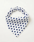 Bandana chien chat blanc à pois bleu marine avec bandeau assorti, fait main photo packshot