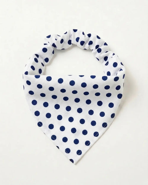 Bandana chien chat blanc à pois bleu marine avec bandeau assorti, fait main photo packshot