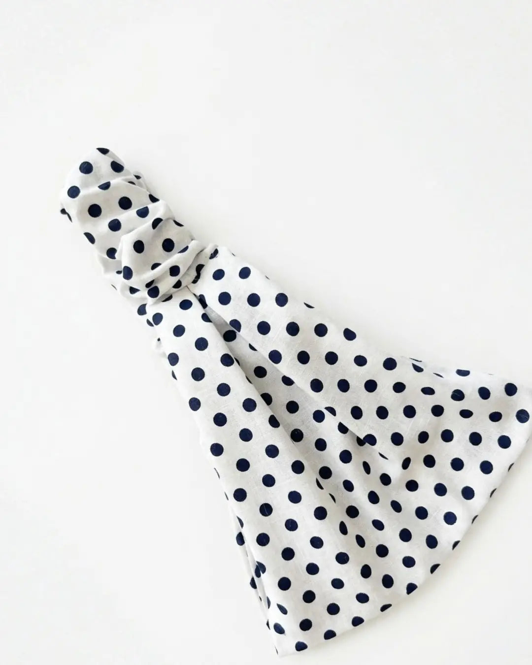 Bandeau cheveux femme blanc à pois bleu marine, accessoire de mode fait main Cocoon Pets, vue packshot