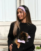 Femme portant un bandeau cheveux femme vichy rose, tenant son chien Poméranien avec le bandana chien assorti, duo matchy Cocoon Pets